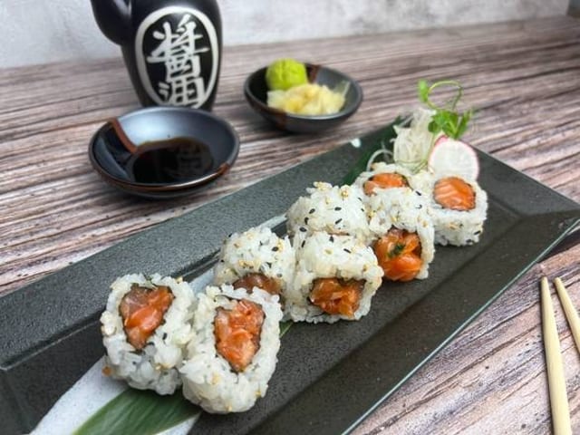 Spicy Salmon (Hand Roll).